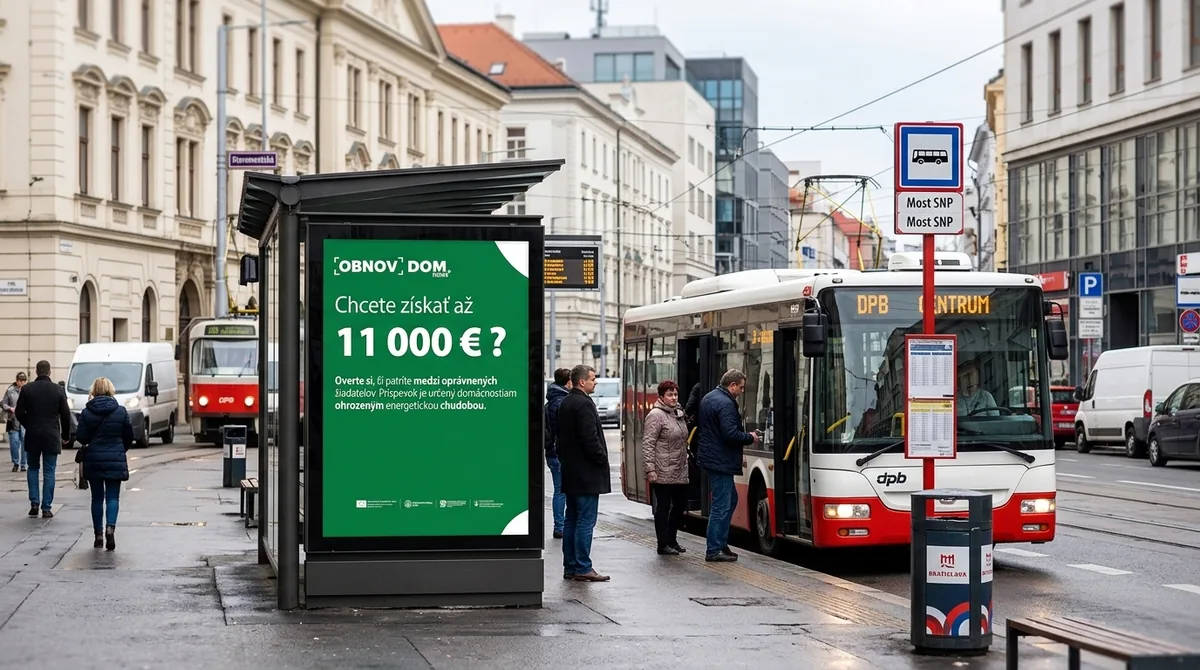 Citylight panel na mestskej autobusovej zastávke s reklamou kampane Obnov dom a otázkou, či chcete získať až 11 000 eur