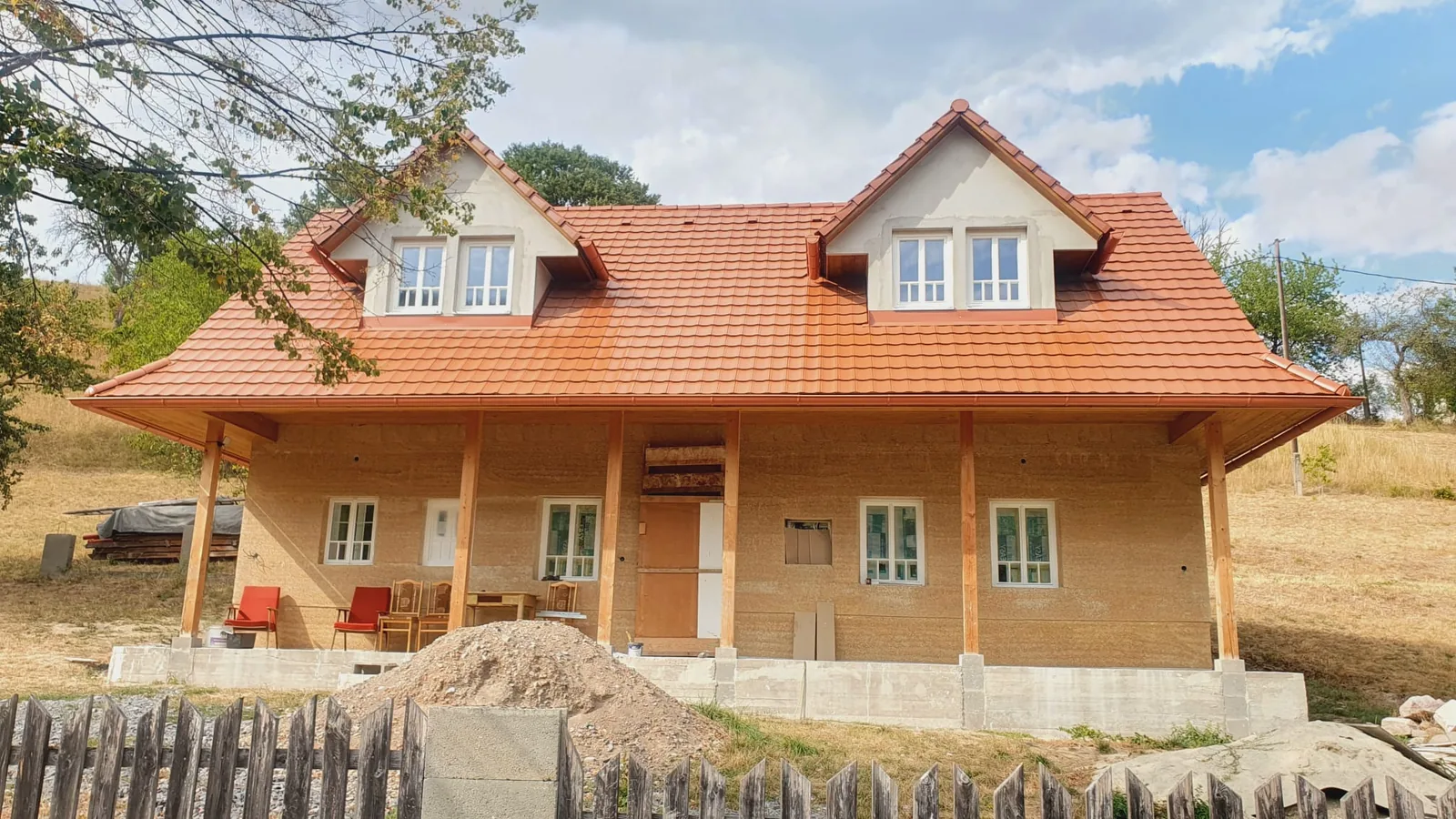 Dokončený vidiecky dom v Novej Bani s obvodovými stenami zateplenými konopným betónom a novou keramickou strechou